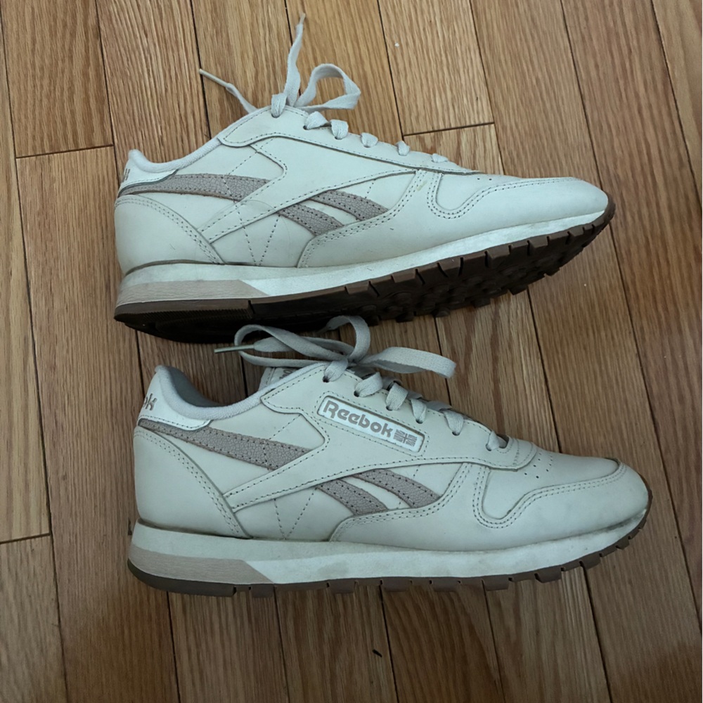 Women’s Size 7 Reebok Classic Leather Sneakers in Alabaster Beige - Picture 5 of 9